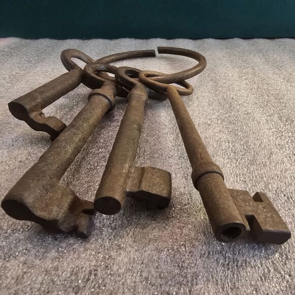 Antique Ring of Cast Iron Skeleton Keys 3.5"x5 5" Medieval Dungeon Jail - Picture 3 of 3